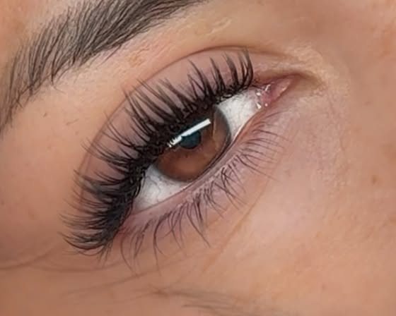 Wispy lash set, open-eye close-up