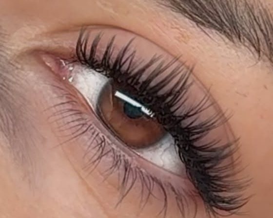 Wispy lash set, close-up from the side